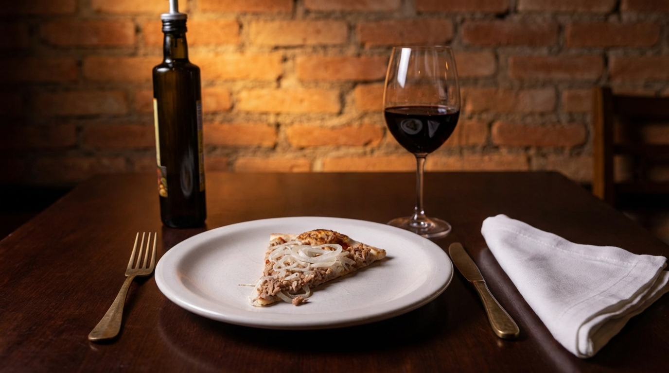 Fatia de pizza artesanal servida na Atobá Pizzaria